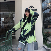 Load image into Gallery viewer, Green-Tie-Dyeing-Gradient-Tees.jpg